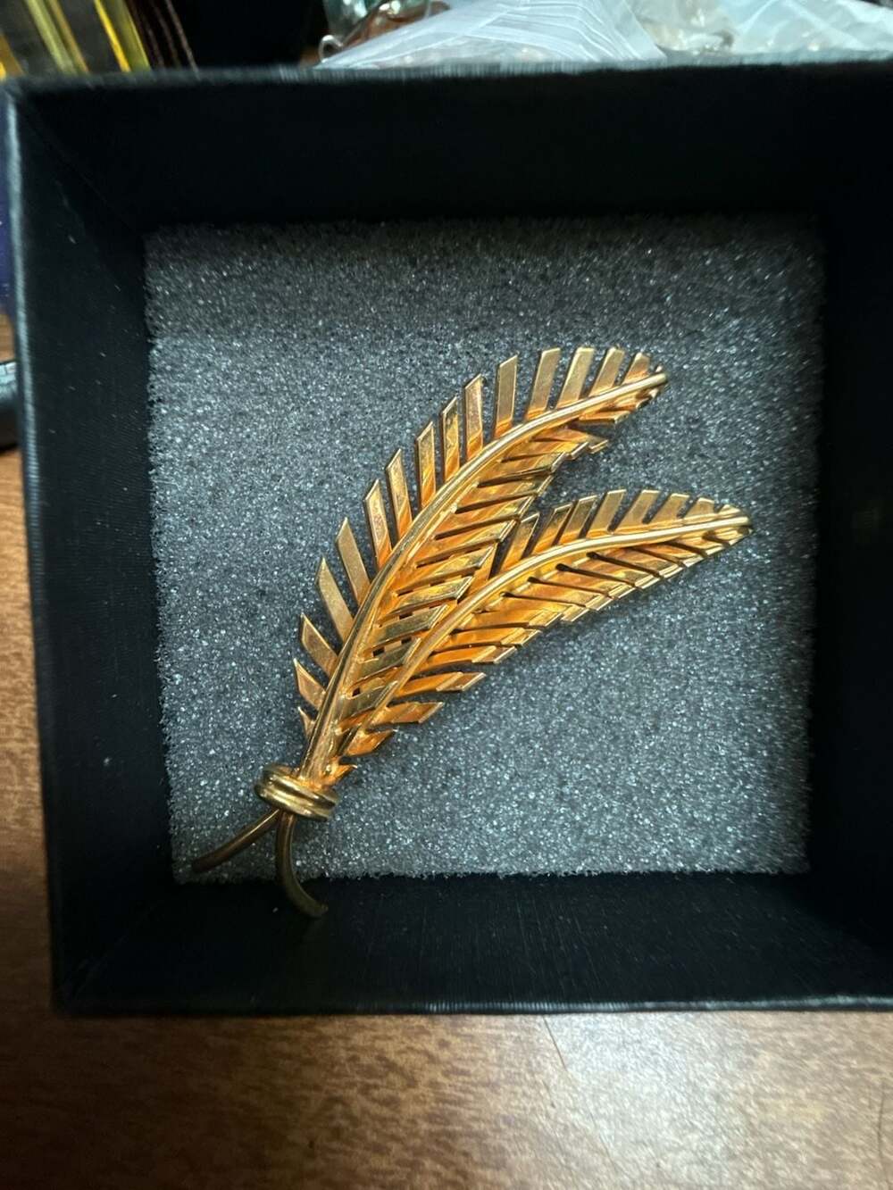 Giovanni Vintage Gold Tone Double Feather Leaf Brooch Pin
